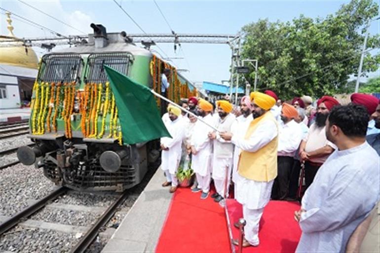 CM flags off first train with 500 women sarpanch/panchs to Takht Sri Hazur Sahib Nanded