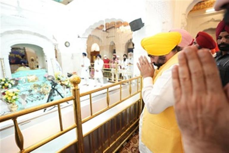 CM pays obeisance at Gurudwara Sri Fatehgarh Sahib