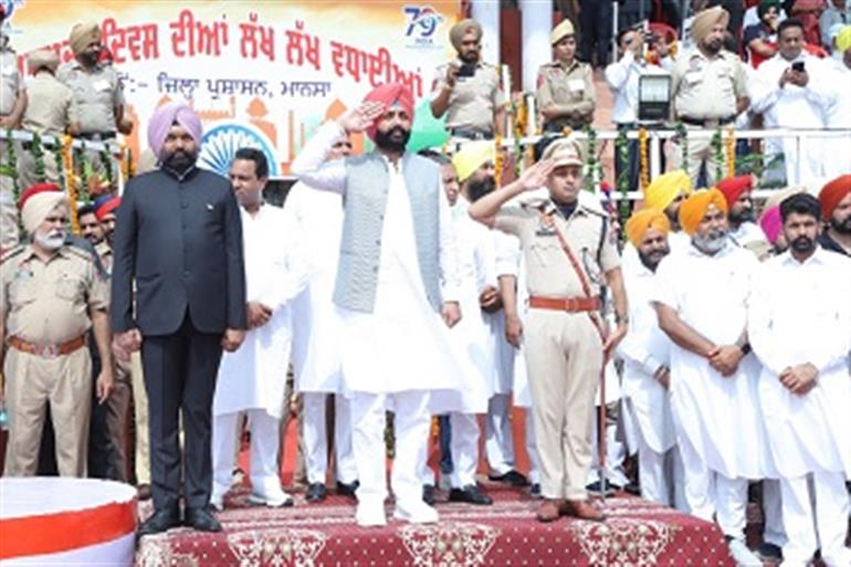 Laljit Bhullar hoists flag on 79th I-Day in Mansa