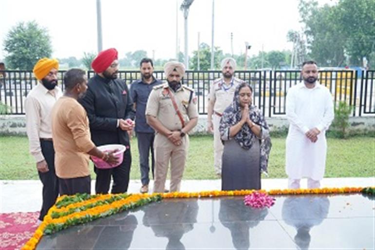 Dr. Baljit Kaur hoists national flag; Pays tributes at Shaheed-e-Azam Memorial, Khatkar Kalan
