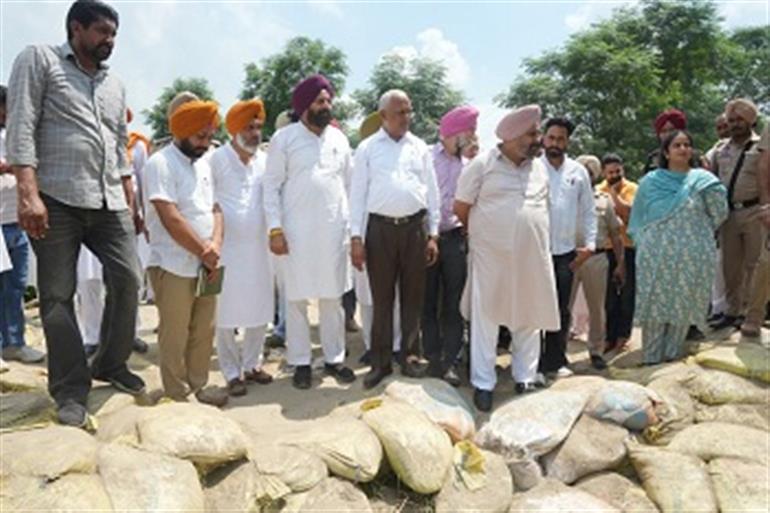 Goyal visits flood affected areas to assess relief operations in Ferozepur & Tarn Taran districts