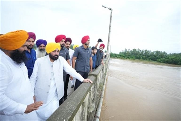 CM takes stock of relief & rescue measures in flood affected Hoshiarpur district