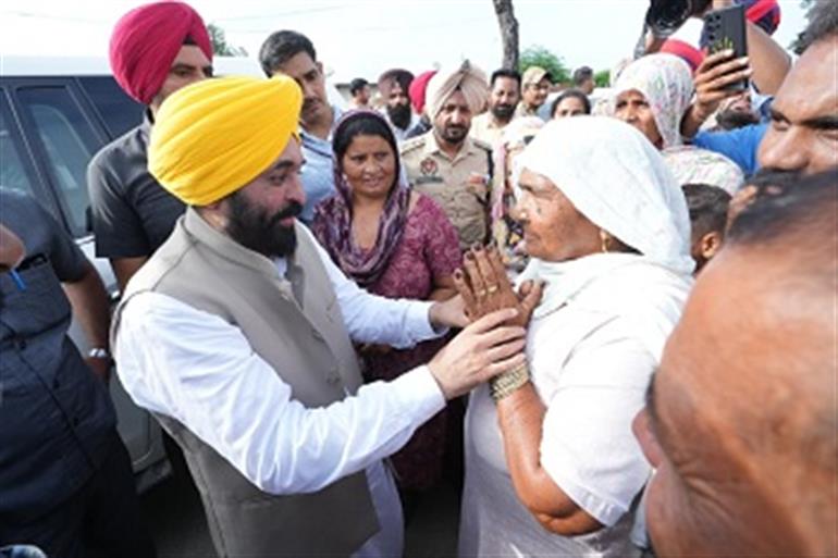 CM visits flood affected areas of Ferozepur in boat