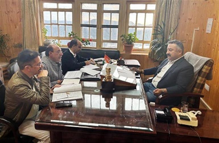 Himachal : Education Minister reviews damages in Shimla district