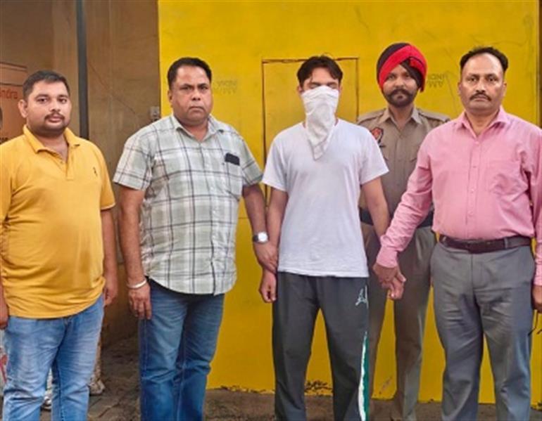 Vigilance Bureau nabs private person taking Rs 20,000 bribe