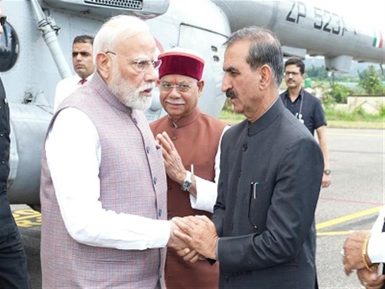 Himachal : CM seeks special relief package from Center 