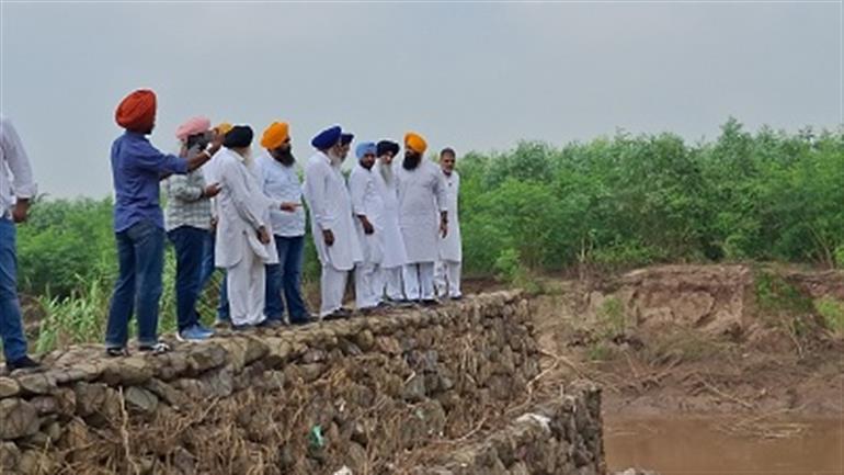 NK Sharma and Sarabjit Jhinjer visit flood-affected areas with four-member committee