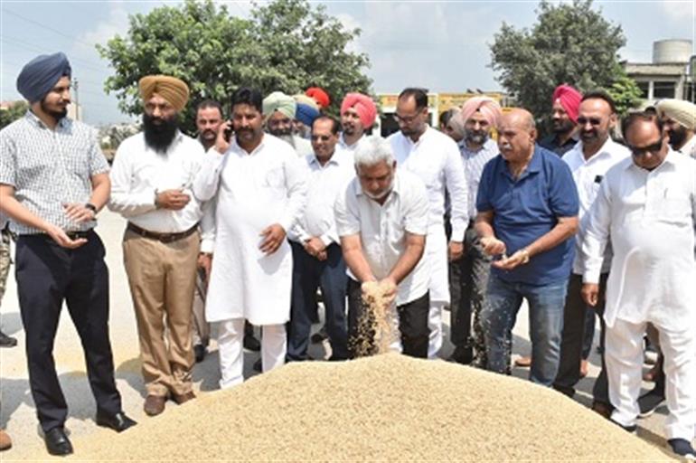 Kataruchak kickstarts paddy procurement in Bhogpur