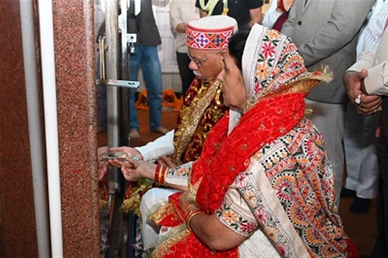 Shimla : Governor Offers Prayer at Kali Bari Temple on Shardiya Navratri