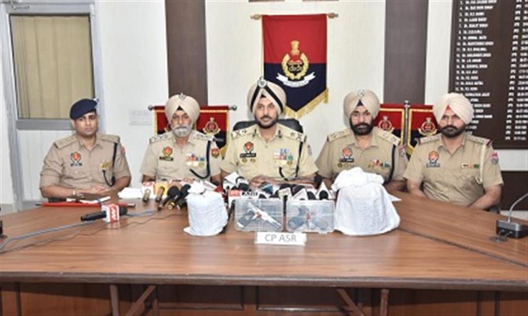 Six involved in cross-border smuggling of narcotics & arms held with 4kg Heroin and two pistols