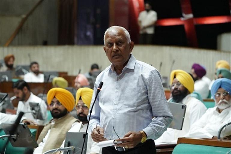 Goyal presents resolution demanding Rs 20K-Cr special package