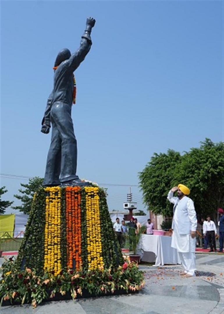 CM pays floral tribute to Shaheed-E-Azam Bhagat Singh at Khatkar Kalan