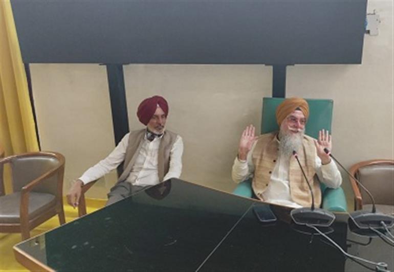 Students of Baba Farid School and Major Ajaib Singh School watch the session of Punjab VS