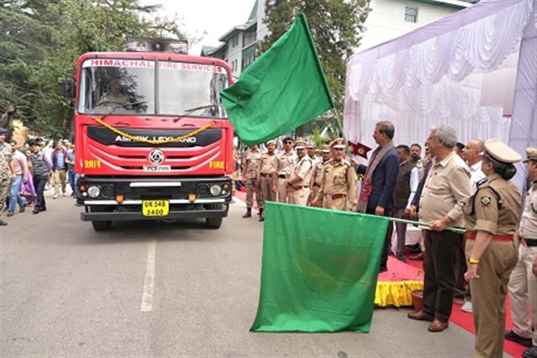 Himachal : Chief Minister flags off 14 new fire tenders