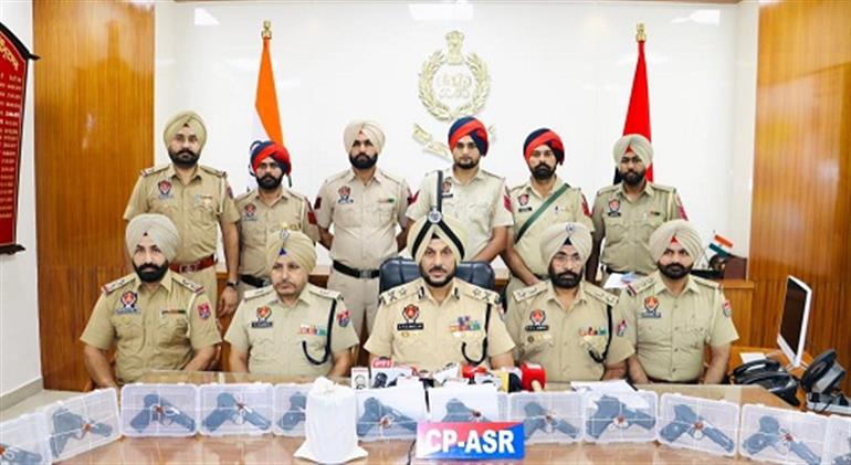 Juvenile among five involved in Cross-Border arms & Narcotics smuggling held with 12 Pistols, 1.5kg Heroin