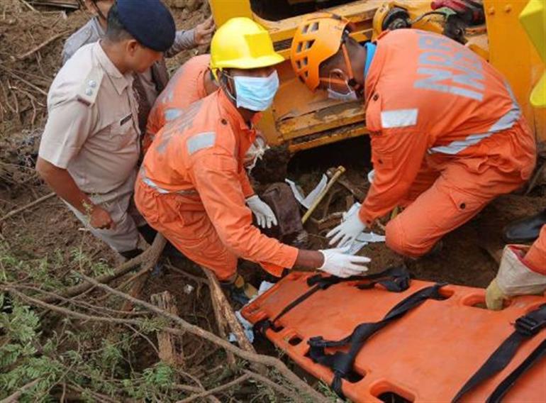 Himachal : 16 Deaths after bus buried in debris after landslide in Bilaslpur