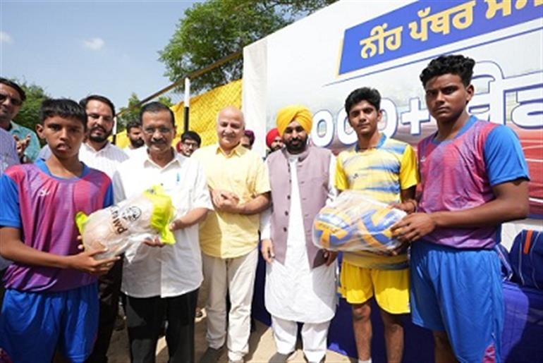 Kejriwal and CM Mann launches a project to construct more than 3,100 ultra-modern stadiums in state