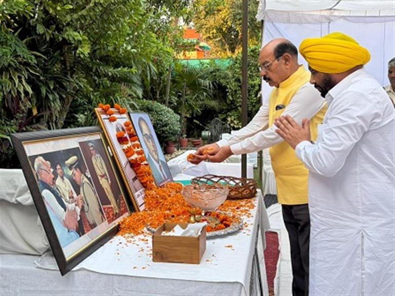 Harbhajan Singh, Dr. Ravjot & Bhagat meet family of Late IPS officer Y Puran Kumar