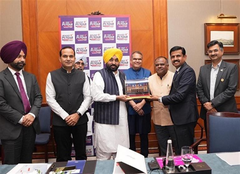 CM meets industrial tycoons in Bengaluru, Invites them to invest in Punjab