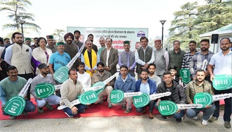 Himachal : CM flags off e- taxis under RGSSY
