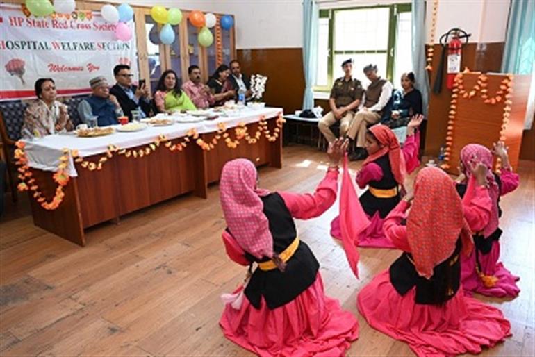 Governor extends Diwali greetings during visit to Nari Sewa Sadan and Balika Ashram at Dhalli