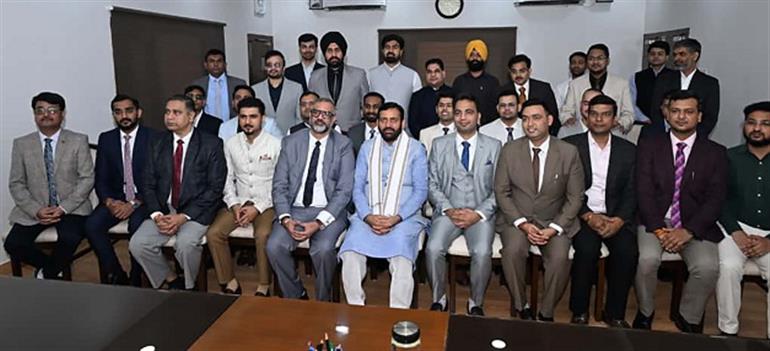 Haryana origin officers pays courtesy call on CM on the eve of Diwali