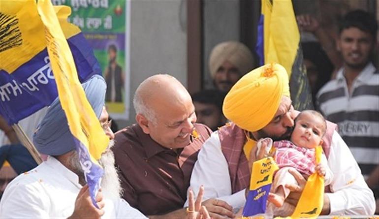 CM Leads Massive Roadshow in Tarn Taran Constituency; Appeals to Voters to Support AAP Candidate 