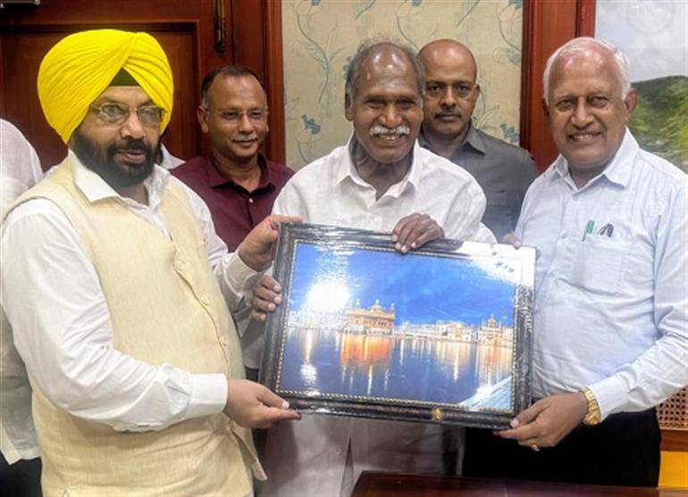 Harbhajan ETO & Barinder Goyal invite Puducherry CM