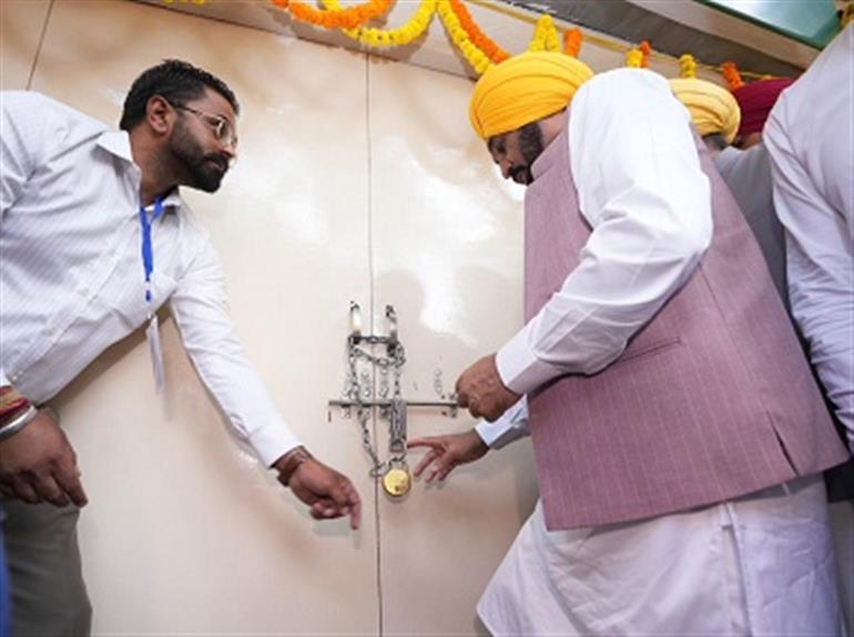 CM locks RTO office in presence of Kejriwal