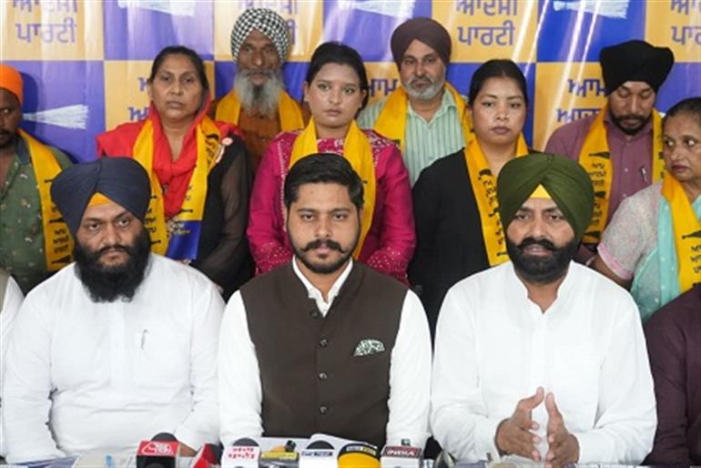 Prominent Akali Leader Vandana Gill Joins AAP with Her Supporters Ahead of Tarn Taran By-Election