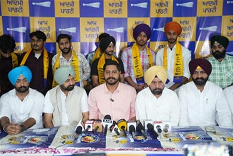 Dozens of Youth Leaders Quit Akali Dal and Join AAP 