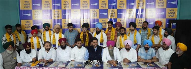 Dozens of youth join the party under the leadership of Shahbaz Singh