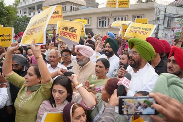 AAP Punjab Protests Against PPCC Chief Raja Warring’s Casteist Remarks; Burns His Effigy in Tarn Taran