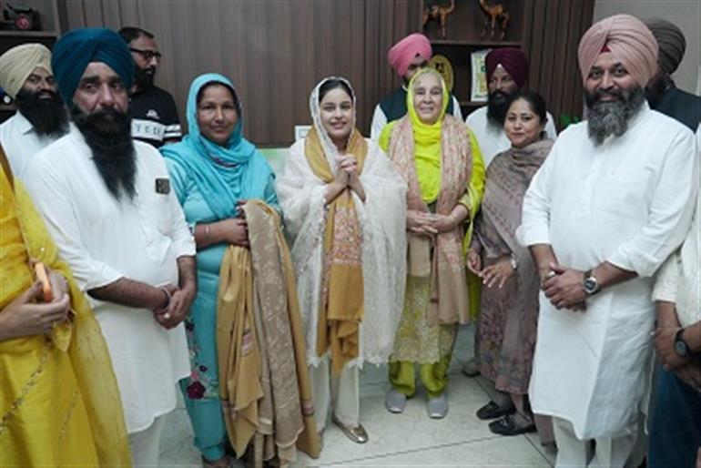 Dr. Gurpreet Kaur and CM Mann&39;s Mother campaign in support of Harmeet Sandhu; several families join AAP