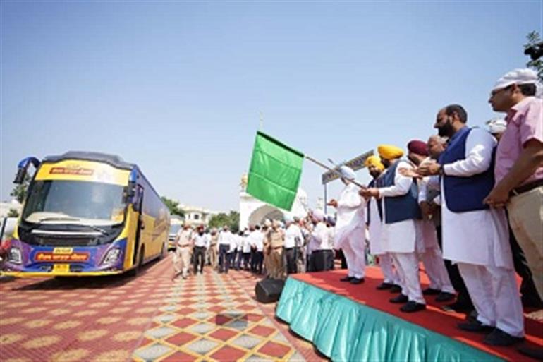 CM flags off first batch of buses carrying devotees to Amritsar