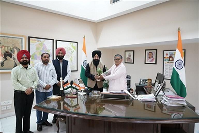 Punjab SC commission chairman meets Governor