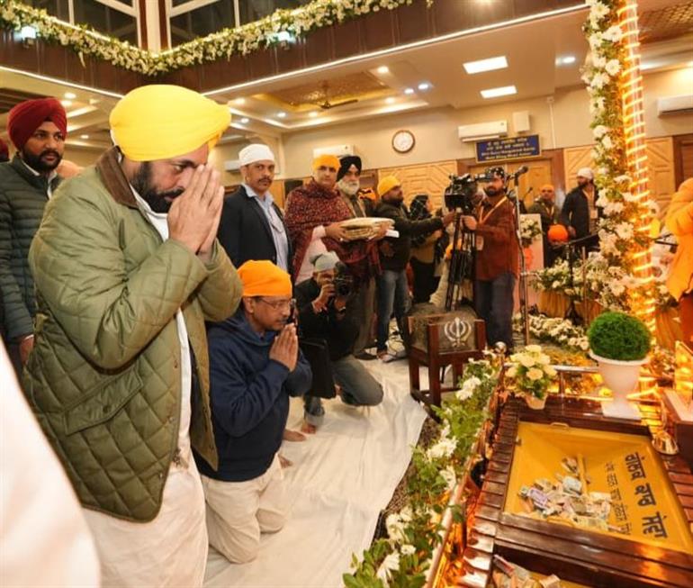 CM Mann & Kejriwa joins sangat in Kirtan darbar at Srinagar 