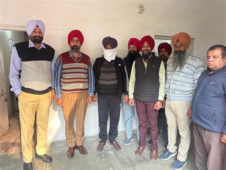 Vigilance Bureau nabs Patwari red-handed while accepting second installment of bribe Rs 25000