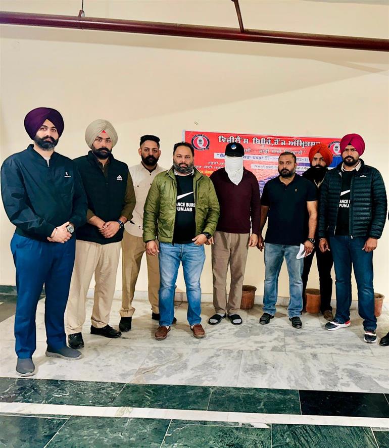 VB nabs Commissioner, MC cum SDM Batala red handed accepting a bribe of Rs 50K