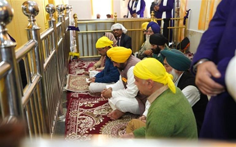 CM & Kejriwal pay obeisance at Gurudwara Takht Sri Keshgarh Sahib, Gurudwara Sheeshganj Sahib and Bhora Sahib