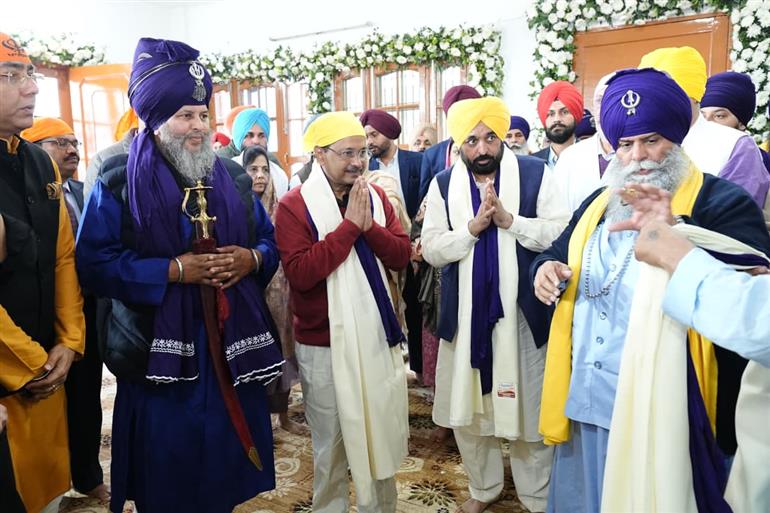 CM Mann and Kejriwal join the Sangat and pray for the progress of Punjab 
