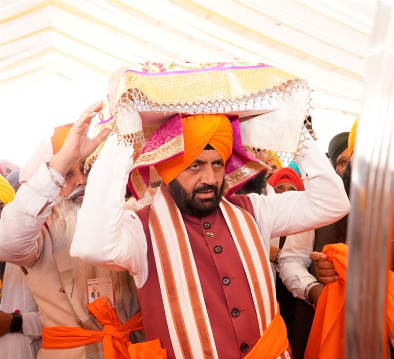 Haryana CM Performs Sacred ‘Palki Seva’ on the 350th Martyrdom Anniversary of Guru Tegh Bahadur Ji