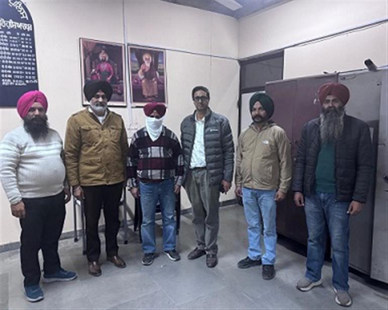 VB nabs Patwari red handed accepting a bribe of Rs. 8000