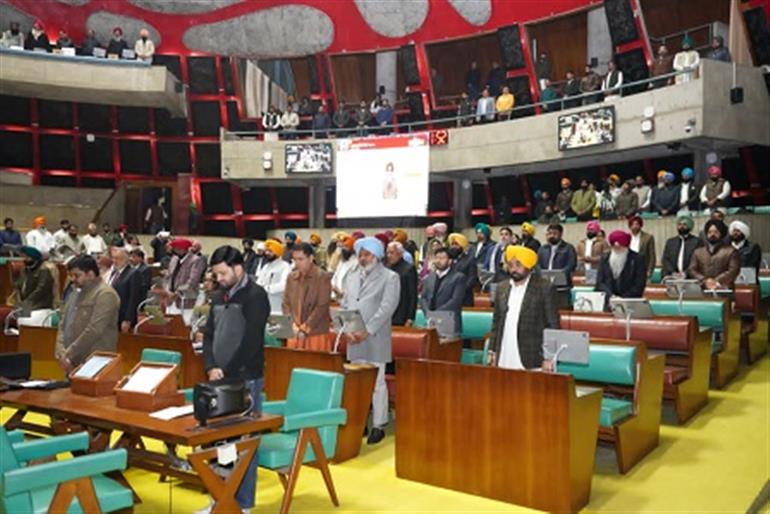 MGNREGA Workers Watch Proceedings of  Punjab Vidhan Sabha