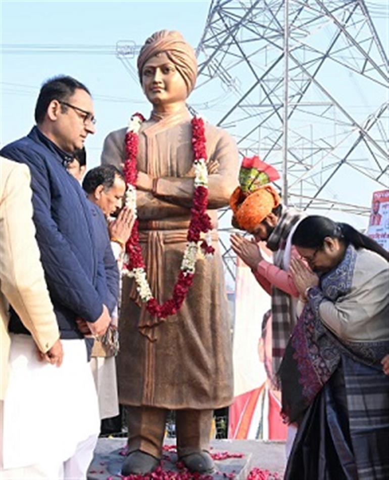 CM pays tribute to Swami Vivekananda on National Youth Day