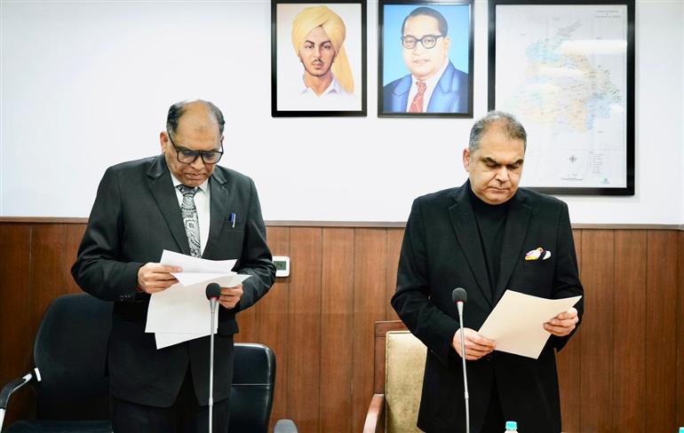 Sanjeev Arora administers oath to new PSERC Member Ravi Kumar 