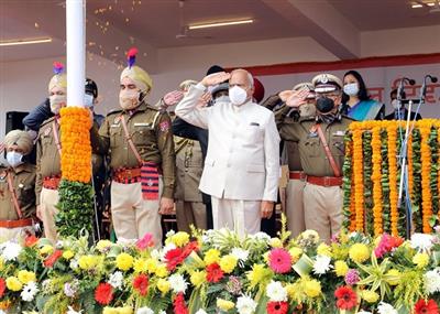 Punjab Governor paid rich tributes to freedom fighters and soldiers, unfurls national flag
