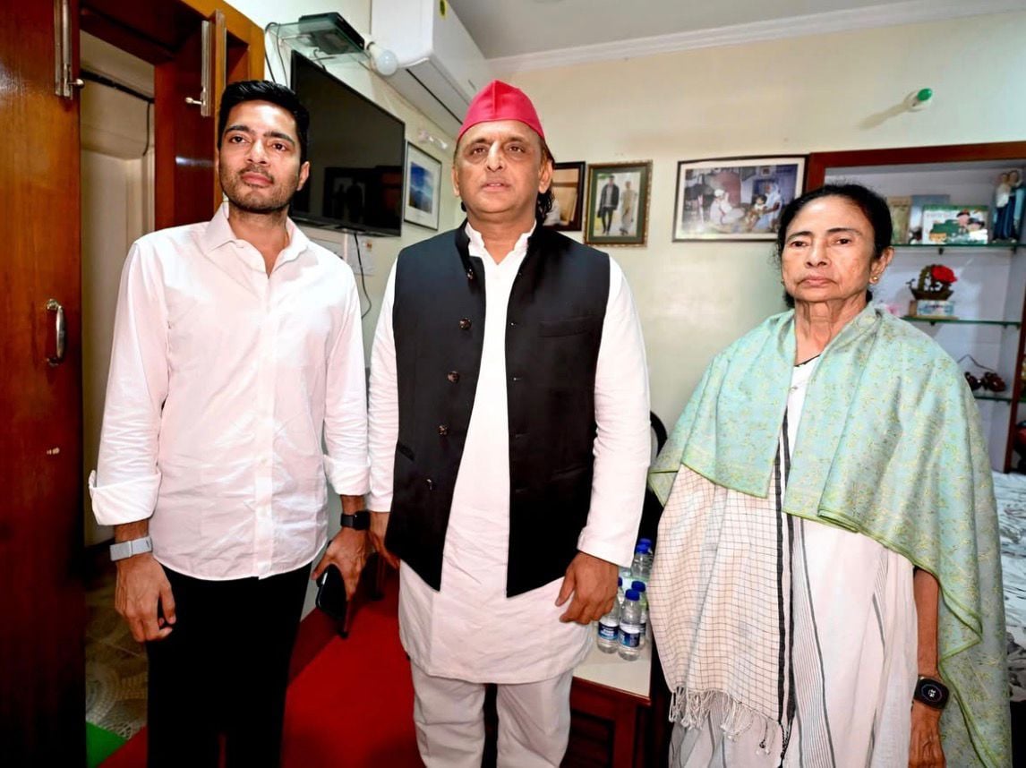 'Didi, you have not lost'; Akhilesh Yadav Meets Mamata Banerjee in Kolkata, Targets BJP