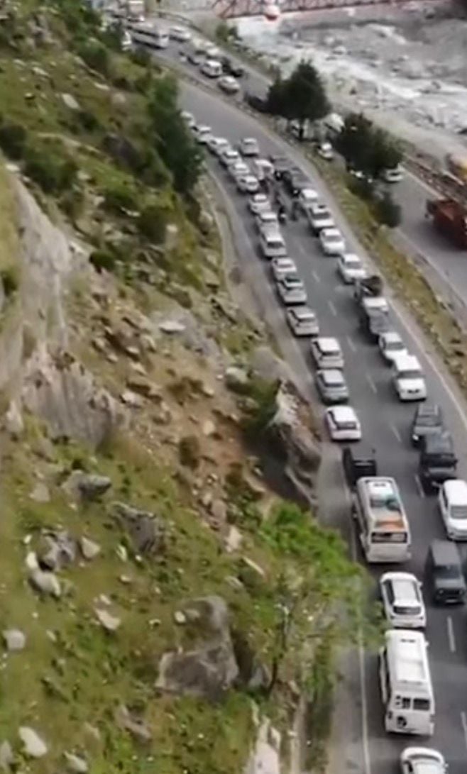 Massive Traffic Jams in Manali and Kodaikanal Amid Summer Heat; Tourist Rush Triggers