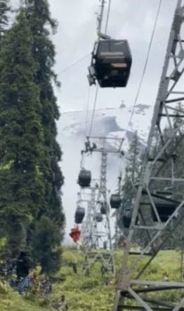 Gulmarg Ropeway in Kashmir Halts Due to Technical Fault, 300 Tourists Rescued After 7-Hour Operation